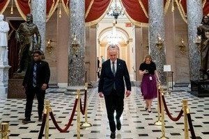 3月14日，美国参议院民主党领袖查克·舒默抵达白宫雕像厅。（图：彭博社）