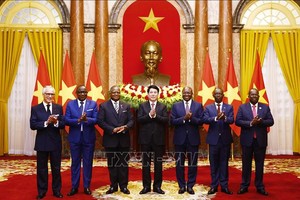 国家主席梁强（中）同前来呈《国书》的各国大使合影。（图：越通社）