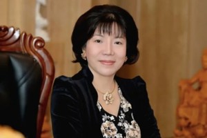 法外逃亡的被告阮氏青娴继续被缺席审判。（图：VTV）