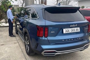 挂假车牌的汽车。