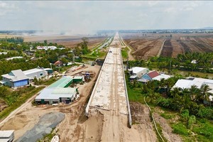 位于安江省州城县永润乡的横渠─惠德桥正在施工。（图：越通社）