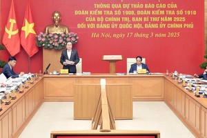 国会主席陈青敏（站）在会议上致辞。（图：国会）