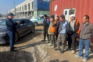 图为哈萨克警方去年在工地进行安全检查，打击非法移民。（图：gov.kz）