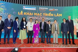 越南Informa Markets公司总经理Ben Wong与诸位领导和嘉宾在开幕式上留影。