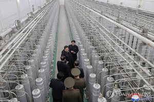 朝鲜最高领导人金正恩视察一铀浓缩基地。（图：韩联社/朝中社）