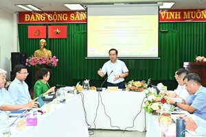 市人委会主席阮文得（中）主持会议。（图：越勇）