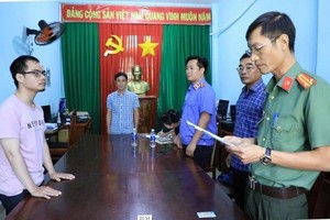 执法警员向嫌犯郭家康宣读暂拘令。（图：越通社）