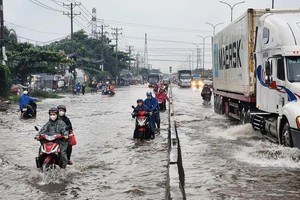 平新郡安立桥附近路段逢大雨或潮汛时路面变成一片汪洋，严重影响交通安全。（图：VNExpress）