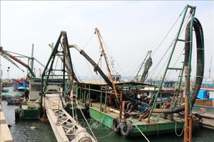 芳草原建设劳务公司承包东海渔港疏浚工作，但因无处倾泄泥土而未展开。