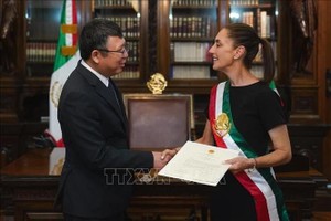 越南驻墨西哥大使阮文海向墨西哥总统克劳迪娅·辛鲍姆（Claudia Sheinbaum）递交越南国家主席梁强的国书。（图：越通社）