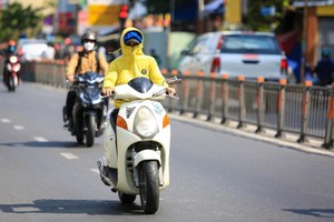 天气炎热民众出外都穿上防晒衣、佩戴口罩。（示意图：互联网）