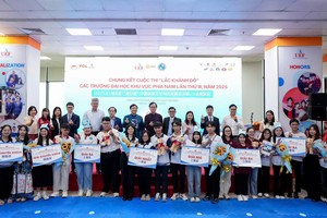 获奖队与诸位领导和嘉宾合照留念。