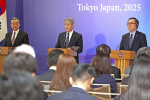 3月22日上午，在东京都港区，中国外长王毅（左起）、日本外相岩屋毅、韩国外长赵兑烈在会谈后出席联合记者会。（图：共同社）