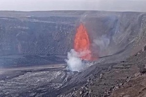 基拉韦火山喷射高达700英尺、鲜红色的“熔岩喷泉”。（图：互联网）