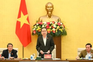 国会党委常务处核查与修订《宪法》