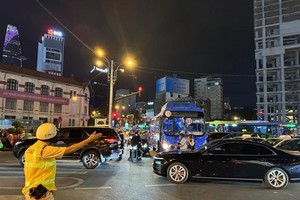 执勤交警在市中心一路口各个方向疏通引导，确保交通秩序。（图：志石）