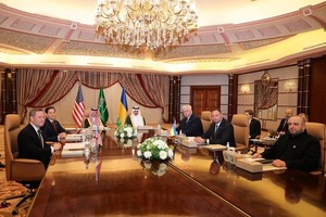 图为3月11日，美国国务卿鲁比奥（左2）在沙特阿拉伯与乌克兰代表，商讨俄乌战争停火事宜。（图：新华社）