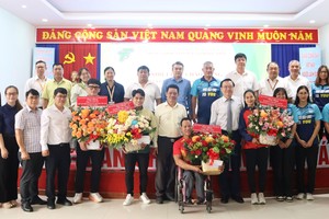 市委宣教与民运处代表团同取得诸多成绩和贡献的团体和个人合影留念。（图：青松）