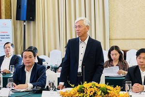 市人委会副主席武文欢（中）在会议上致开幕词。