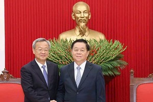 中央宣教与民运部长接见中国《人民日报》代表团