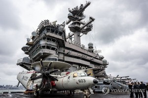 3月3日，在釜山作战基地，美国海军第一航母打击群麾下“卡尔·文森”号核动力航母甲板上停放着F/A-18战斗机等多架军机。（图：韩联社）