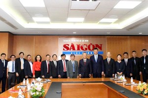 中国《人民日报》代表团到访《西贡解放报》