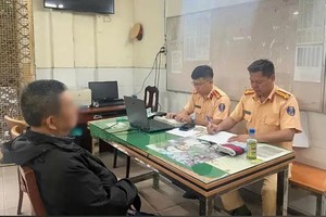 交警在派出所向酒驾男子（黑衣）做笔录。（图：PC08）