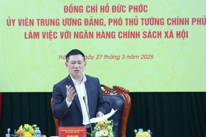 政府副总理胡德福主持会议并发表讲话。