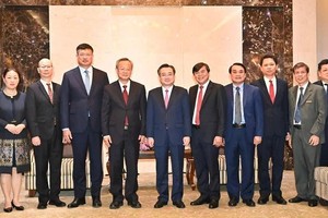 双方代表团合影留念