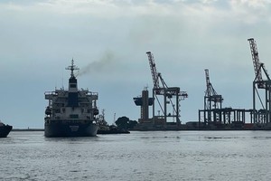 拉佐尼号运粮商船在黑海谷物倡议下设立的联合协调中心授权后，从奥德萨港啟航。（图：联合国）