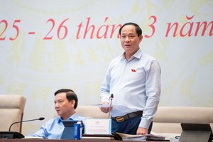 国会副主席陈光方（站）在会议上致闭幕辞。（图：国会）