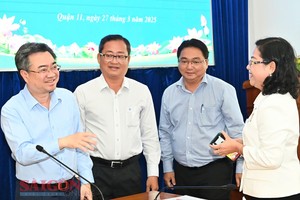 市委常务副书记阮青毅与各代表交谈。（图：越勇）