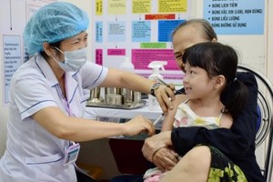 医护人员正在给一名女孩接种麻疹疫苗。（图：市卫生厅）