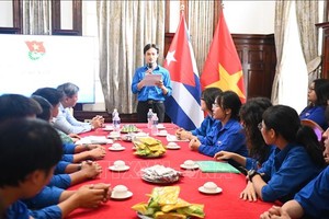 驻古巴胡志明共青团书记裴俊明发表讲话。（图：越通社）