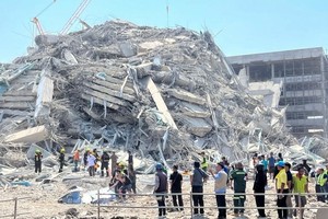 泰国曼谷一座在建中的大楼因地震倒塌。