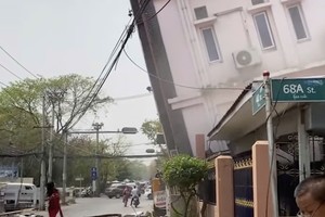 缅甸曼德勒市一房屋倾斜。（图：互联网）