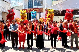 各代表为罗氏新宗祠落成进行剪䌽。