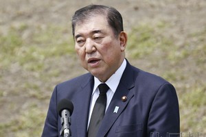 3月29日上午，于东京都小笠原村，日本首相石破茂在太平洋战争末期激战地硫黄岛上举行的日美联合悼念仪式上致辞。（图：共同社）