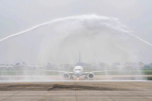 厦门航空公司在内牌机场为首航班机举行喷水柱仪式。