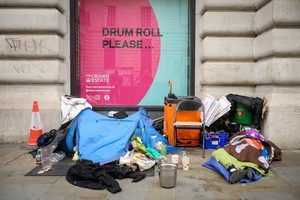  数据显示，英国的贫困儿童人数创新高。图为一名露宿者睡在倫敦著名的購物街。（图：互联网）