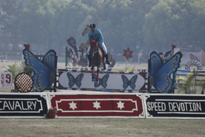 尼泊尔军队当天在屯迪克尔广场进行马术、摩托车特技、体能训练和武术等表演，吸引众多民众观看。（图：互联网）