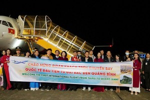 越捷航空与广平省文化体育与旅游厅代表亲往机场迎接台北-洞海首航国际班机的38名乘客。（图：广平报）