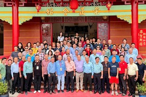 崇正会馆理事们与世界罗氏宗亲旅游团合影。