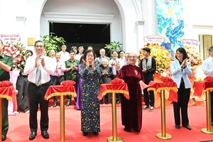 市领导参加展览开幕剪彩仪式。