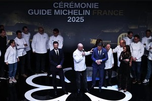 获颁米其林三星的法国厨师(前右二)发表感言。