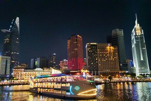 旅客可在白腾码头乘坐游艇一边观赏西贡河上夜间美景，一边欣赏美食。