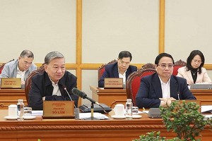 党中央总书记苏林主持会议。