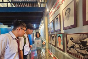 拍摄秘密印刷地下室前，越华子弟获得该室导游长青女士热情详细介绍。