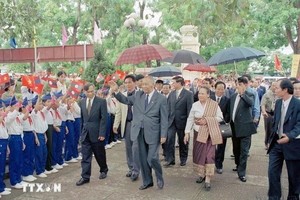 老挝人民革命党中央委员会主席、老挝国家主席坎代·西潘敦2002年来访乂安省。图为乂安省南坛县金莲乡儿童欢迎坎代·西潘敦来访。（图：越通社）