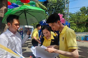 顺捷旅行社向消费者推介旅游产品。